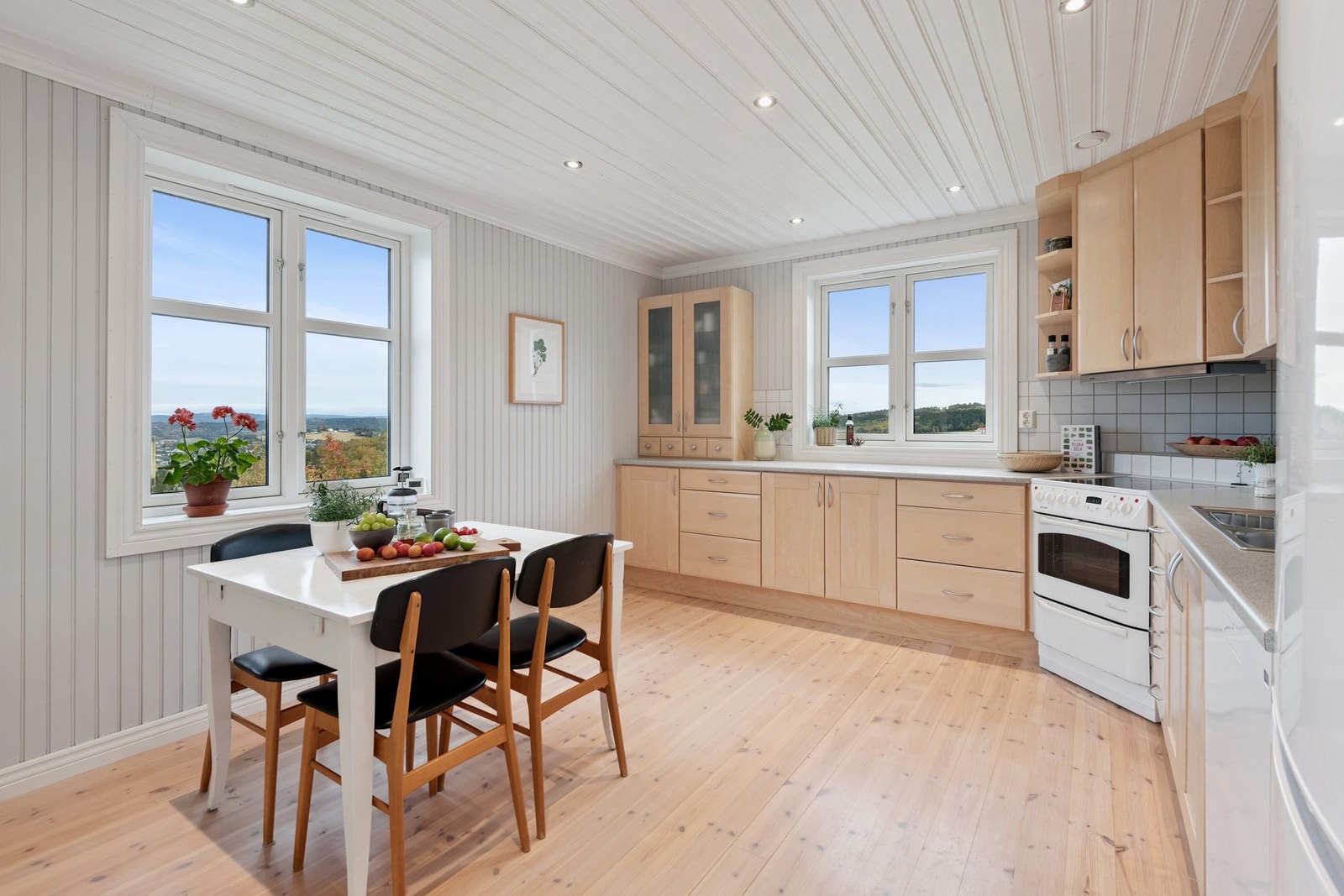 Kjøkken med god skap- og benkeplass. Galleribilde