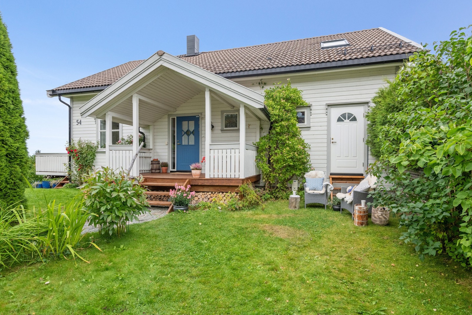 Pent opparbeidet hage med frukt, bær og blomster. Galleribilde