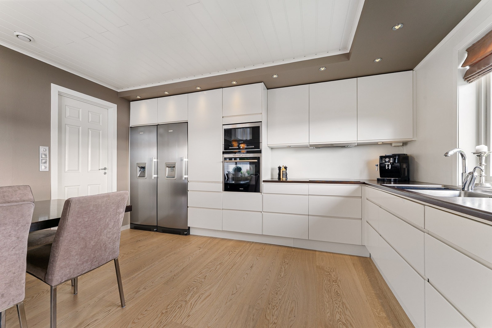 Her er det god skap- og benkeplass. Galleribilde