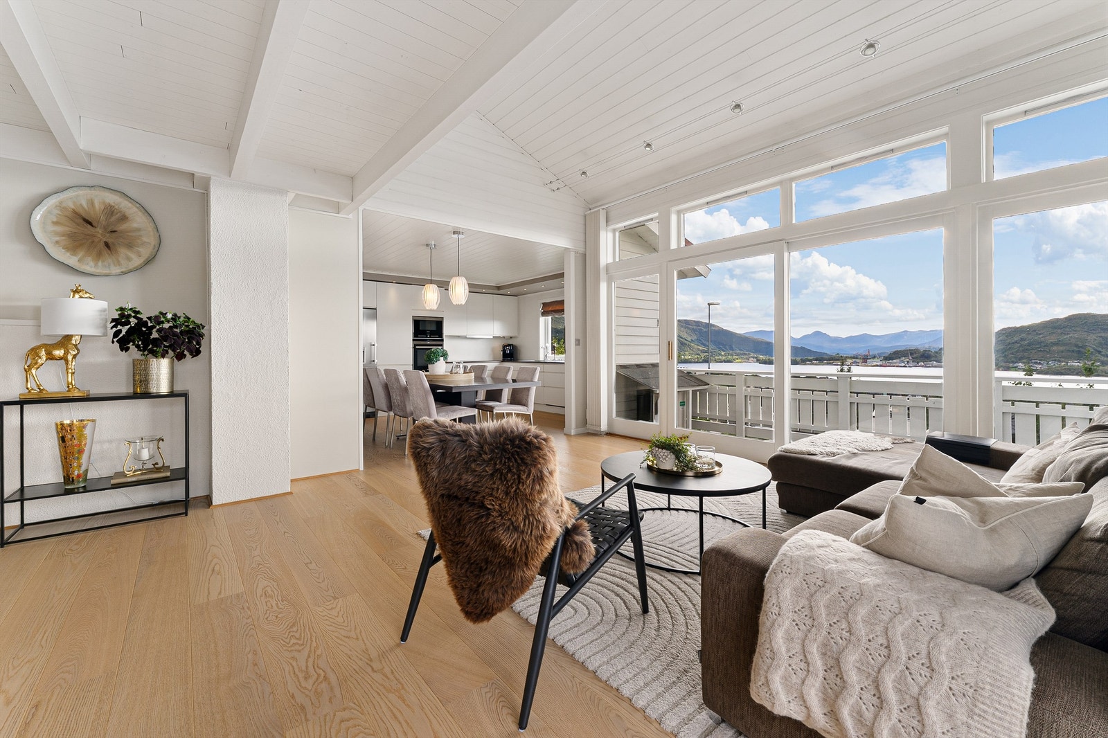 Åpen løsning mellom stue og kjøkken. Galleribilde