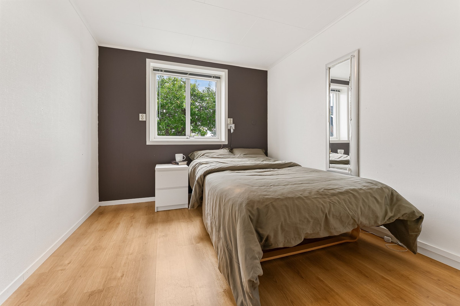 I kjelleren er det 2 soverom og et hobbyrom som er innredet soverom. Galleribilde