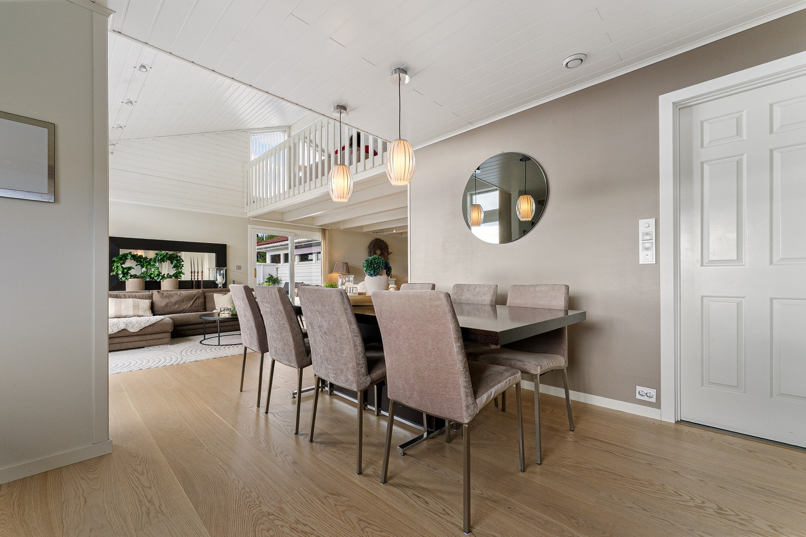 Plass til stor spisestue mellom stue og kjøkken. Galleribilde