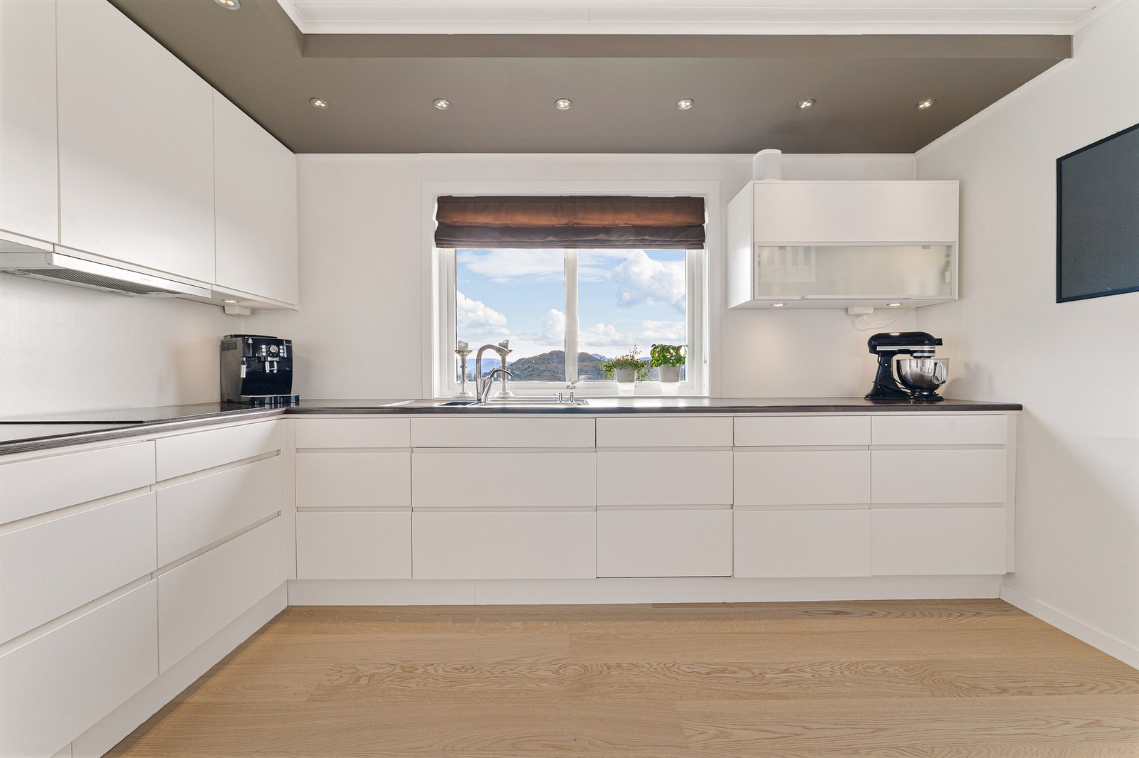 Flott og moderne kjøkkeninnredning. Galleribilde