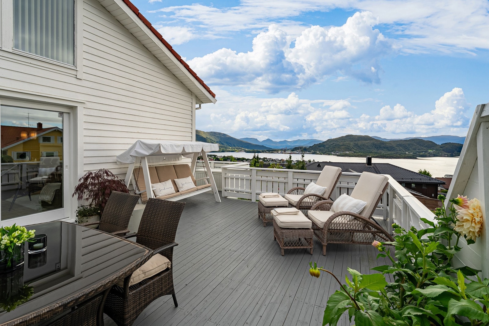 Romslig veranda hvor du kan nyte den flotte utsikten. Galleribilde