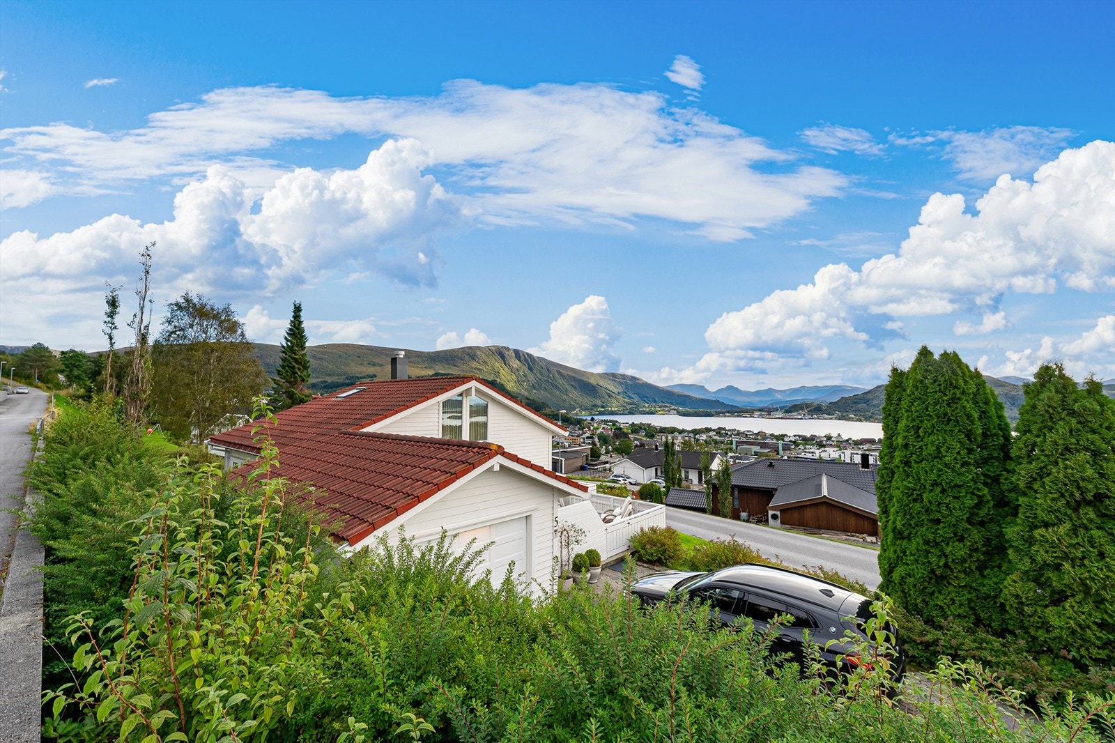 Eiendommen har flott utsikt og gode solforhold. Galleribilde