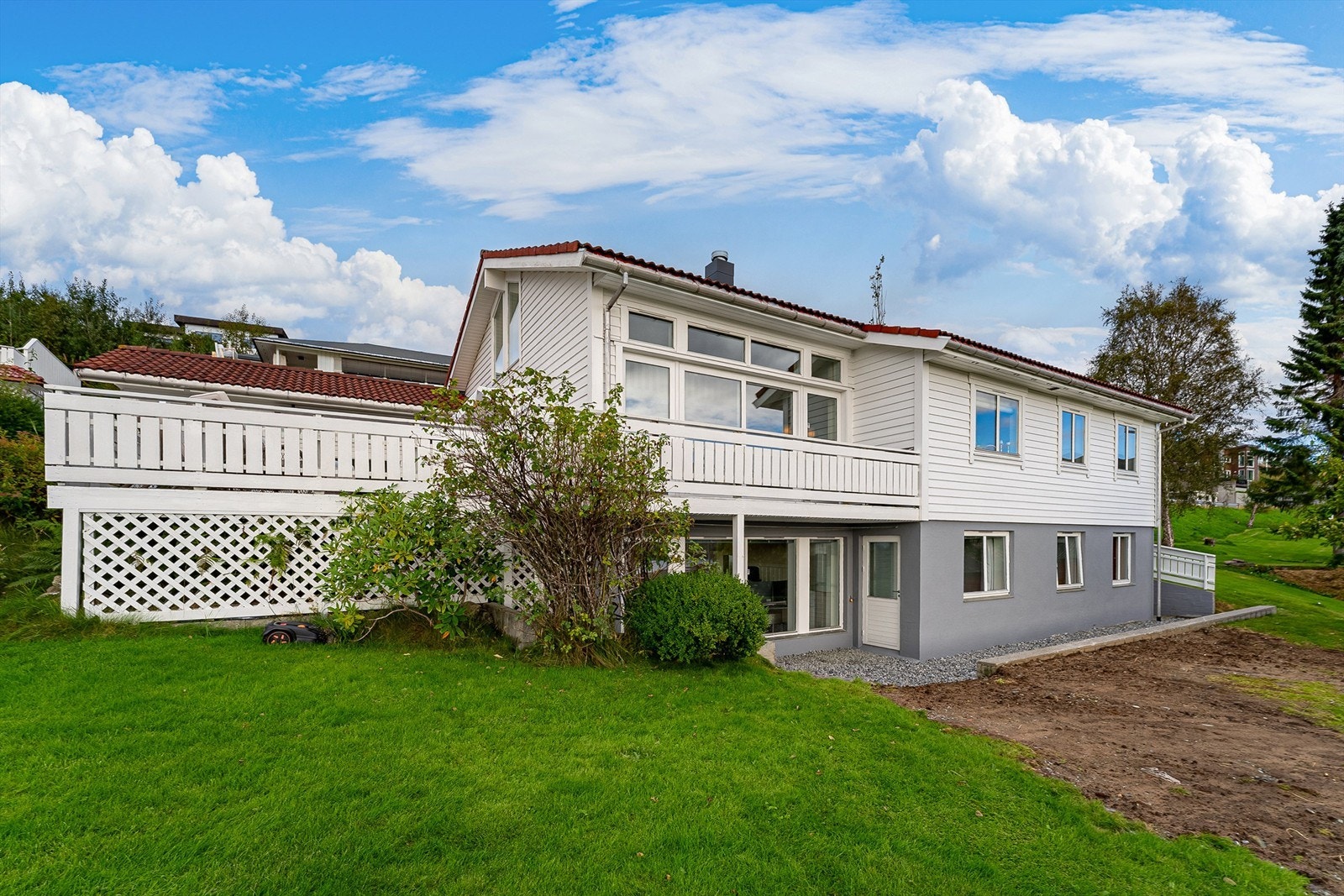 Sentrumsnær og flott enebolig i Ulsteinvik. Galleribilde