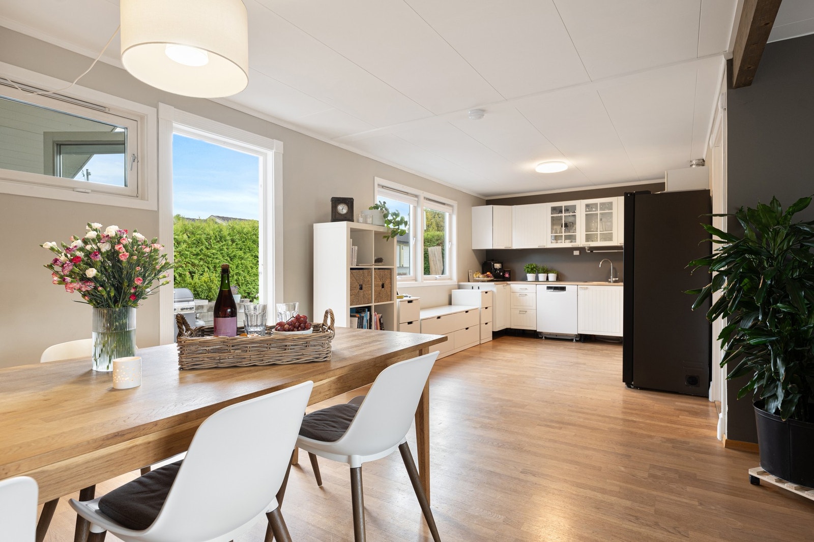 Spisebordet har en naturlig plass i forbindelse med kjøkkenet. Galleribilde