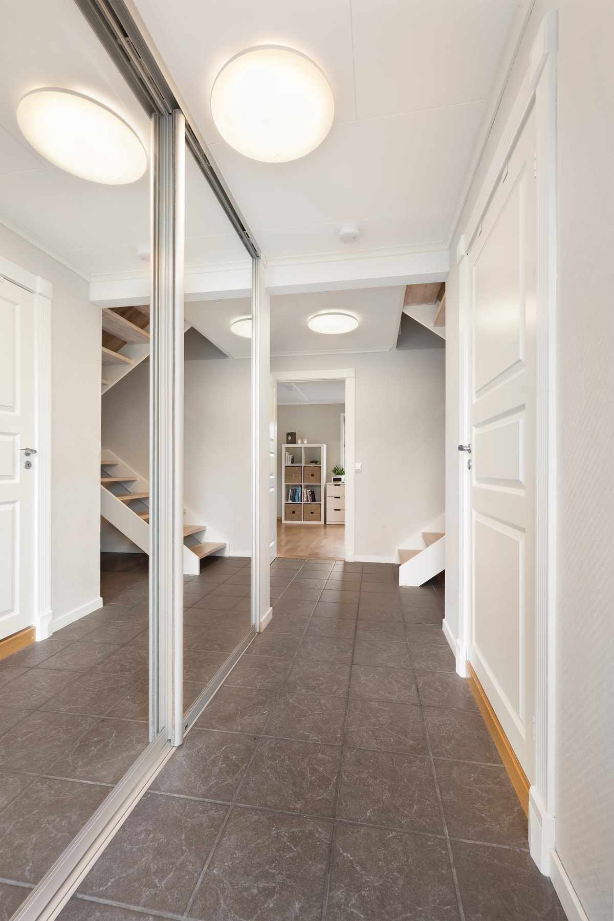 Entreen er flislagt og utstyrt med en stor skyvedørsgarderobe. Galleribilde