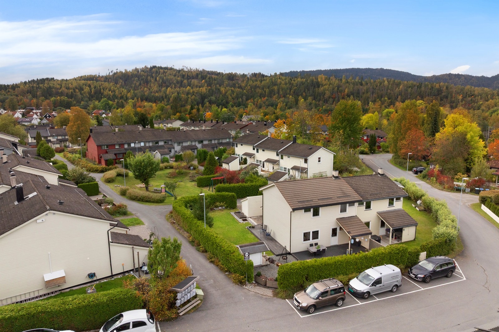 Her vokser barna opp i et trygt og sosialt nabolag med mange lekekamerater. Galleribilde