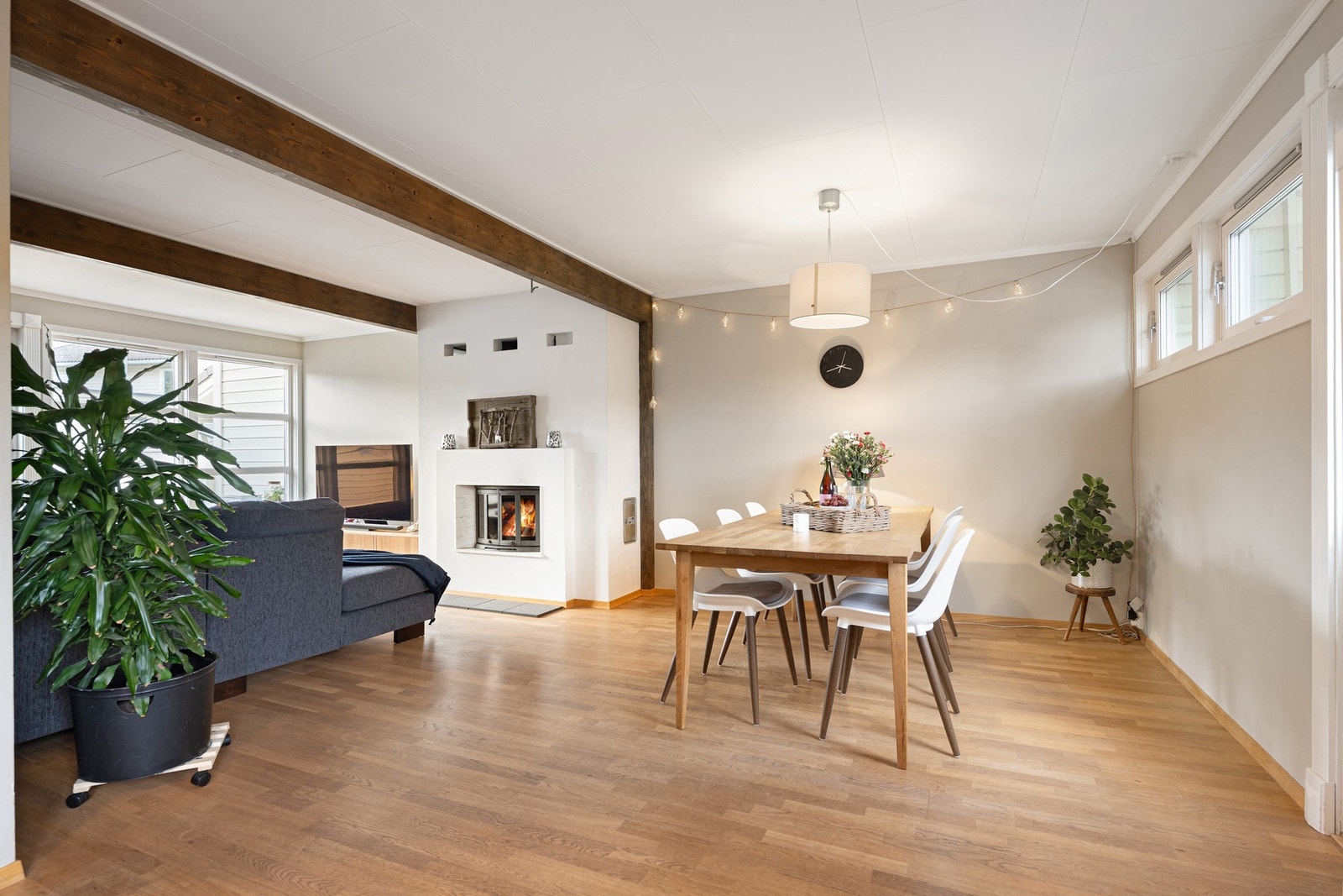 Spisestuen har god plass til langbord. Galleribilde