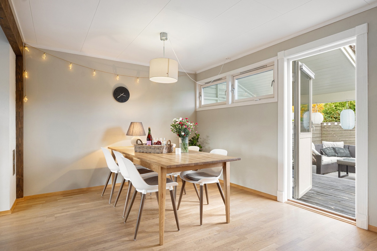 Fra spisestuen er det utgang til terrassen bak huset. Galleribilde