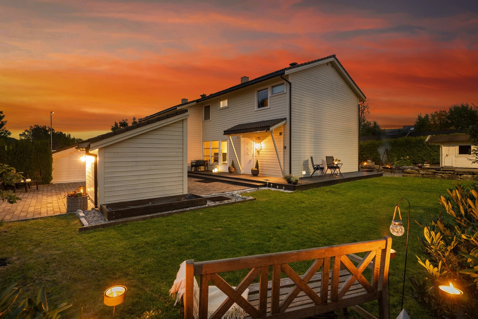 Med en stor og flat hage får du en perfekt uteplass for både lek, sport og hageglede. Galleribilde