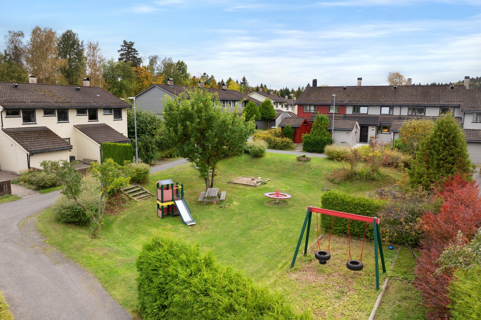 Området har flotte fellesarealer med lekeplass. Galleribilde