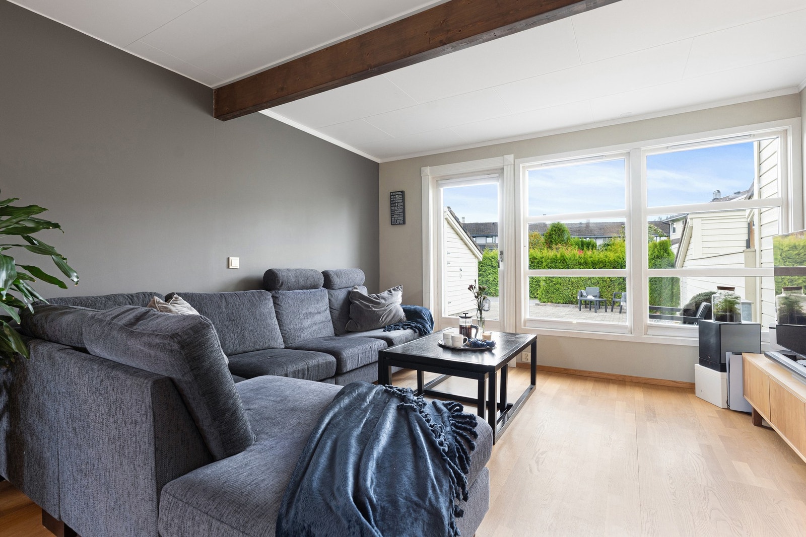 Fra stuen er det direkte utgang til terrassen på husets framside. Galleribilde