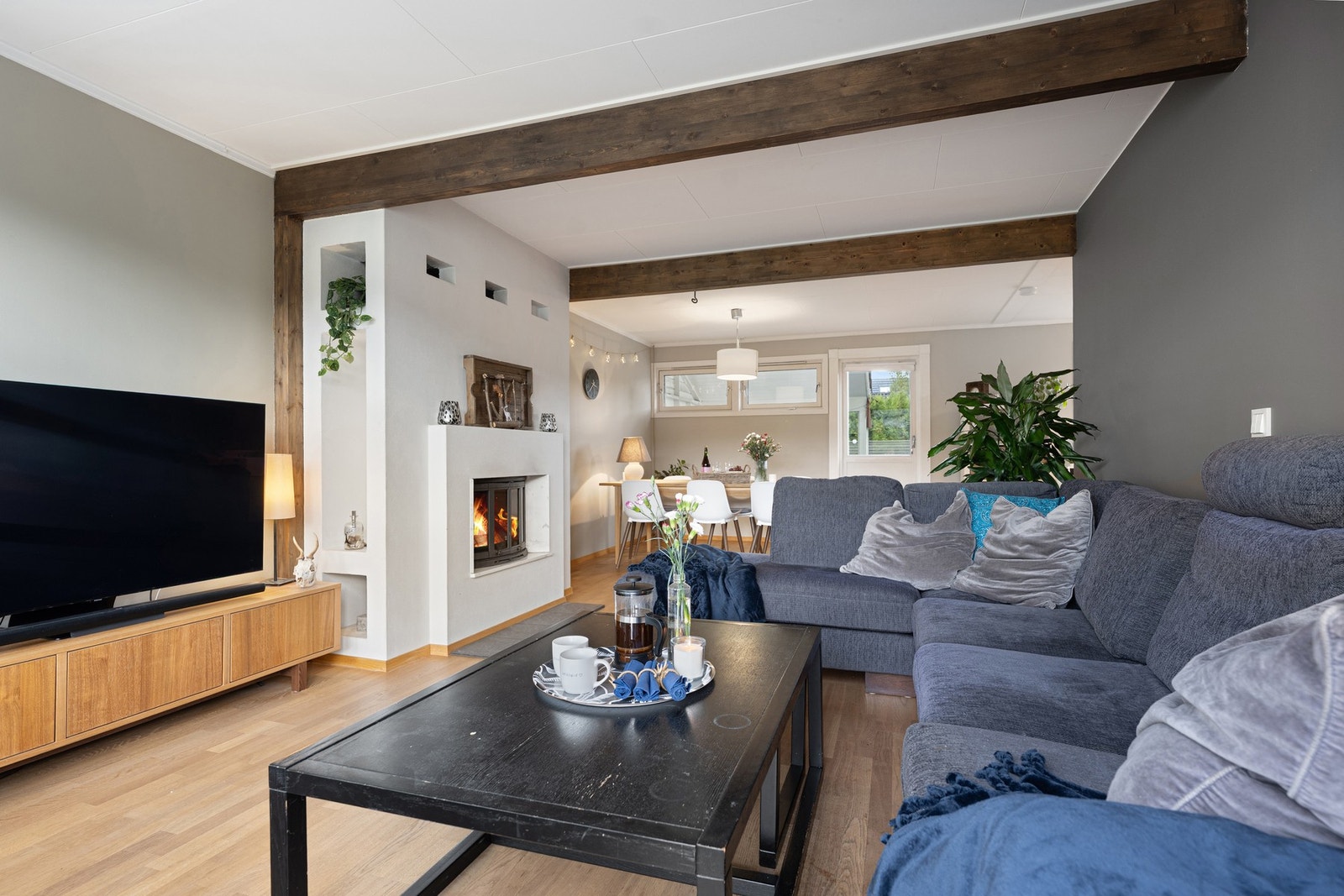 Her får du en åpen og sosial løsning med plass til både sofakrok og spisebord. Galleribilde