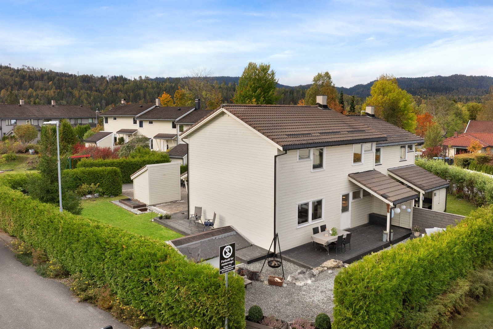 Terrassen strekker seg rundt hele huset. Galleribilde