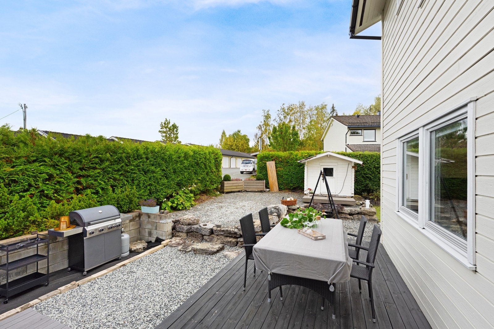 En grønn og tett hekk rundt eiendommen sikrer en skjermet og tilbaketrukket atmosfære. Galleribilde