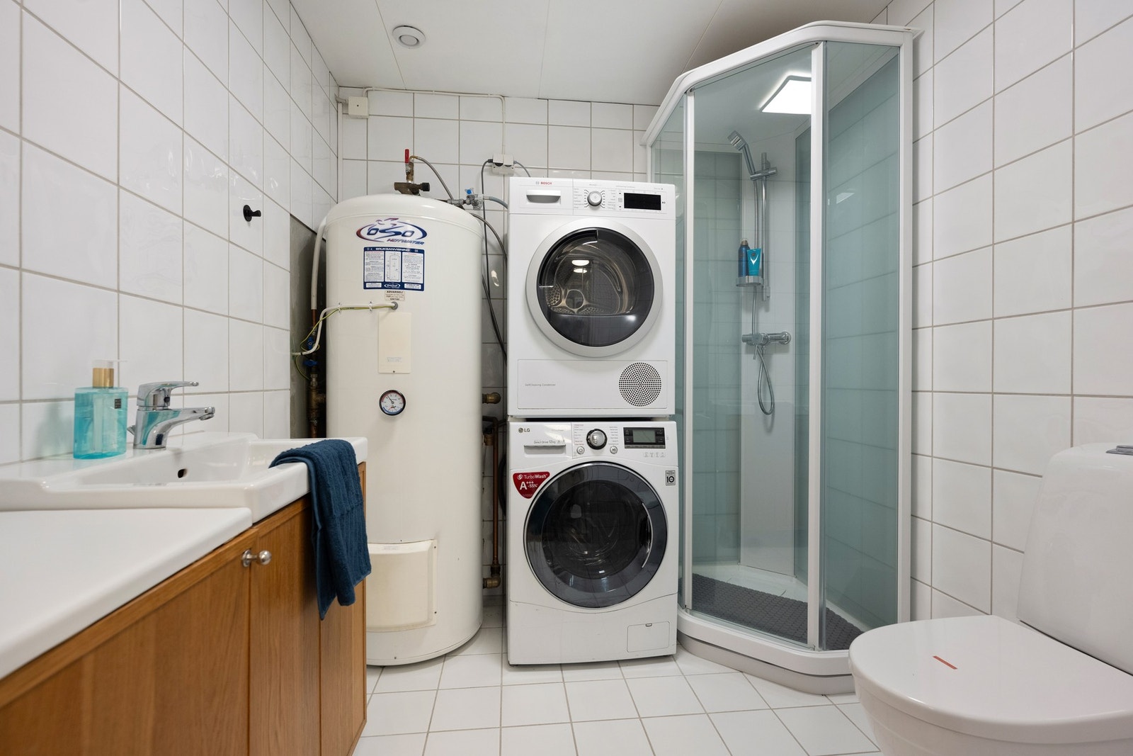 Fra entreen er det adkomst til et bad/vaskerom. Galleribilde