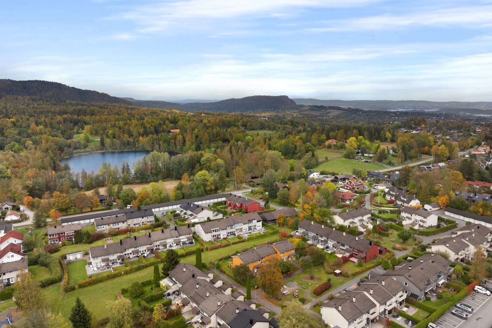 Fra huset er det kort vei til marka, badevann, golfbane og alt familien måtte ha behov for til hverdag og helg. Galleribilde