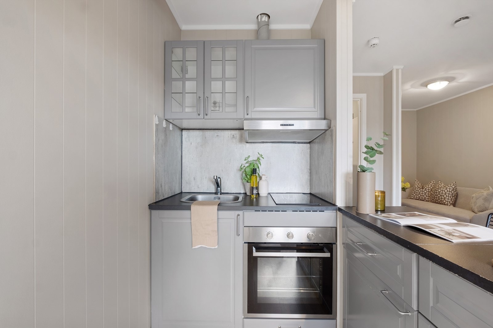 Fint kjøkken med kjøkkeninnredning i profil montert i 2010. Plater under benk. Galleribilde