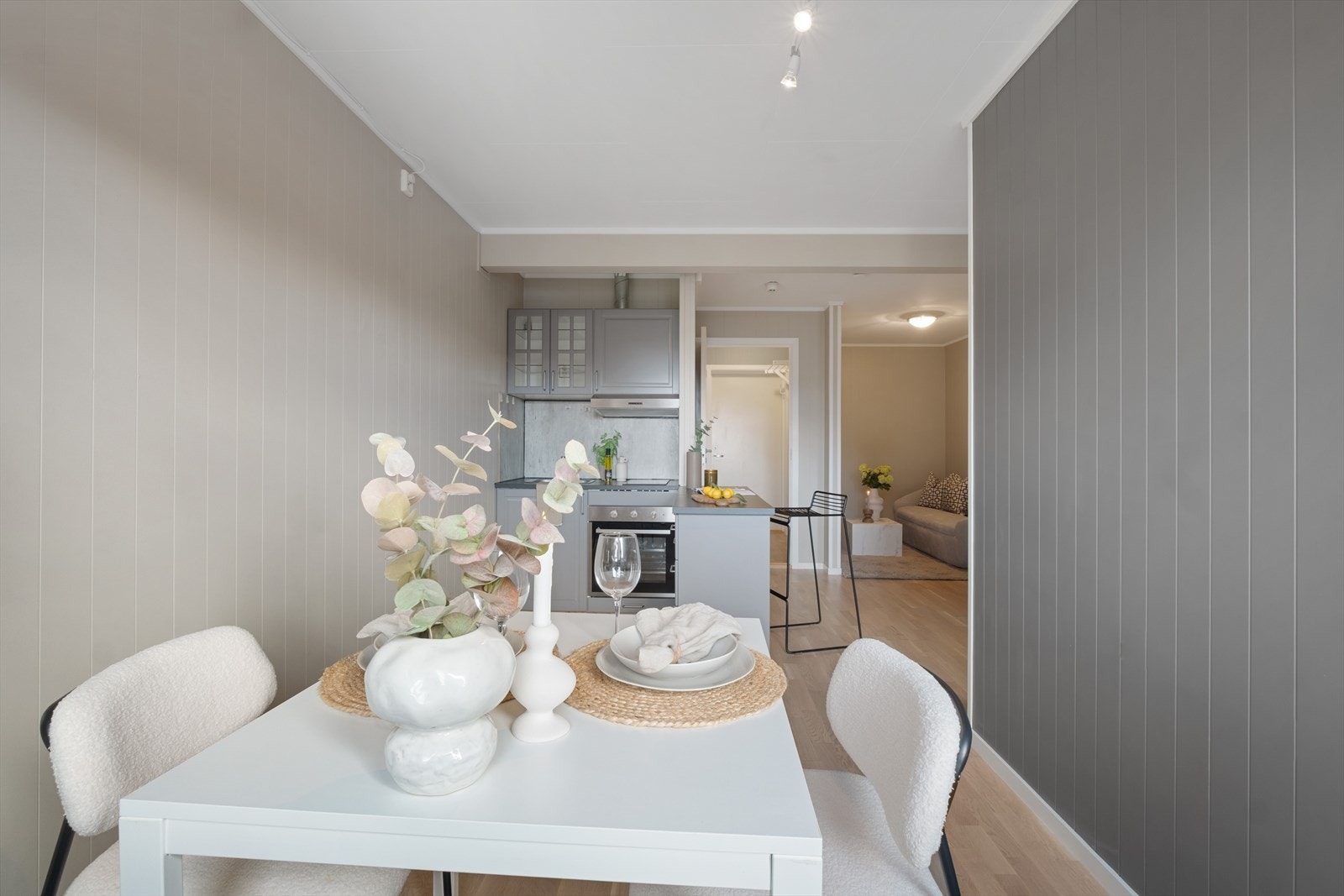 Stue/Kjøkken i lekre farger. Galleribilde