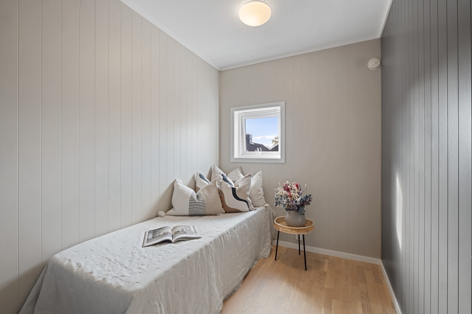 Soverom med vindu. Galleribilde