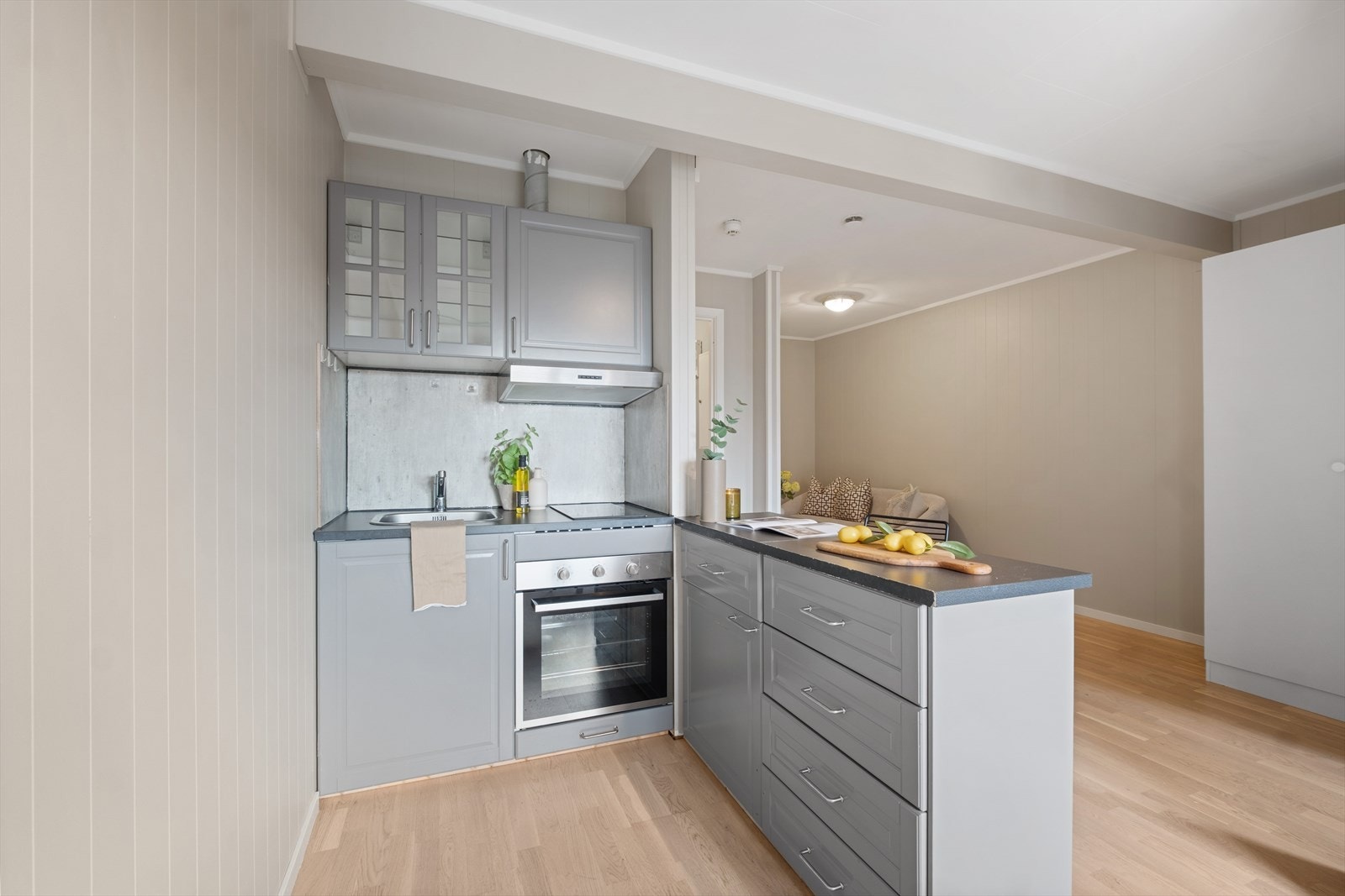 Kjøkken pent innredet med blant annet stekeovn og platetopp. Galleribilde