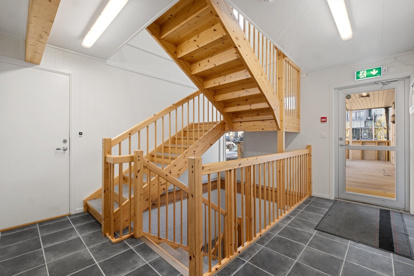 Felles trappeoppgang. benevnte leilighet ligger i 1.etasje. Kjeller med bodplasser. Galleribilde