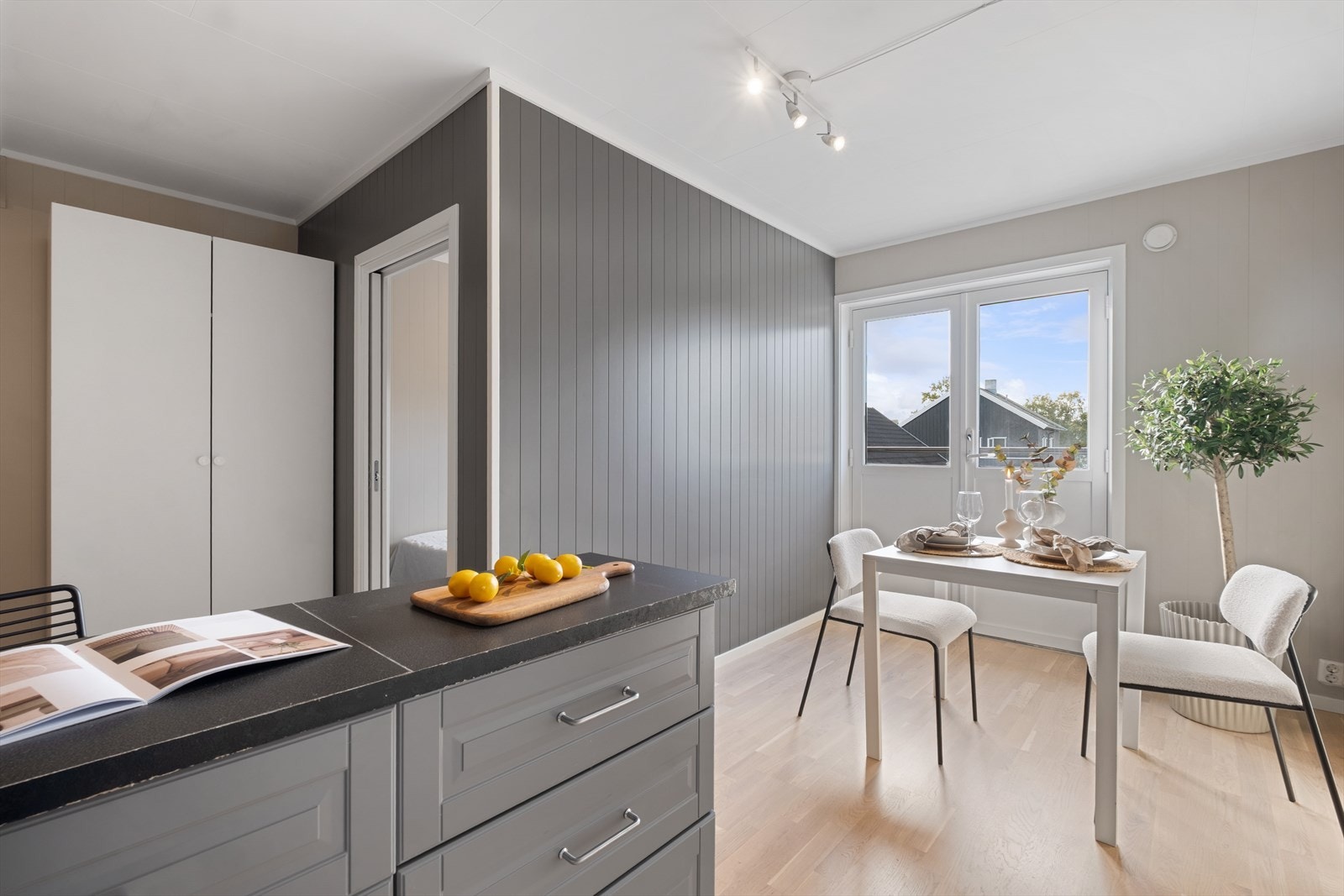 God plass til spisegruppe og utgang til fransk balkong. Galleribilde