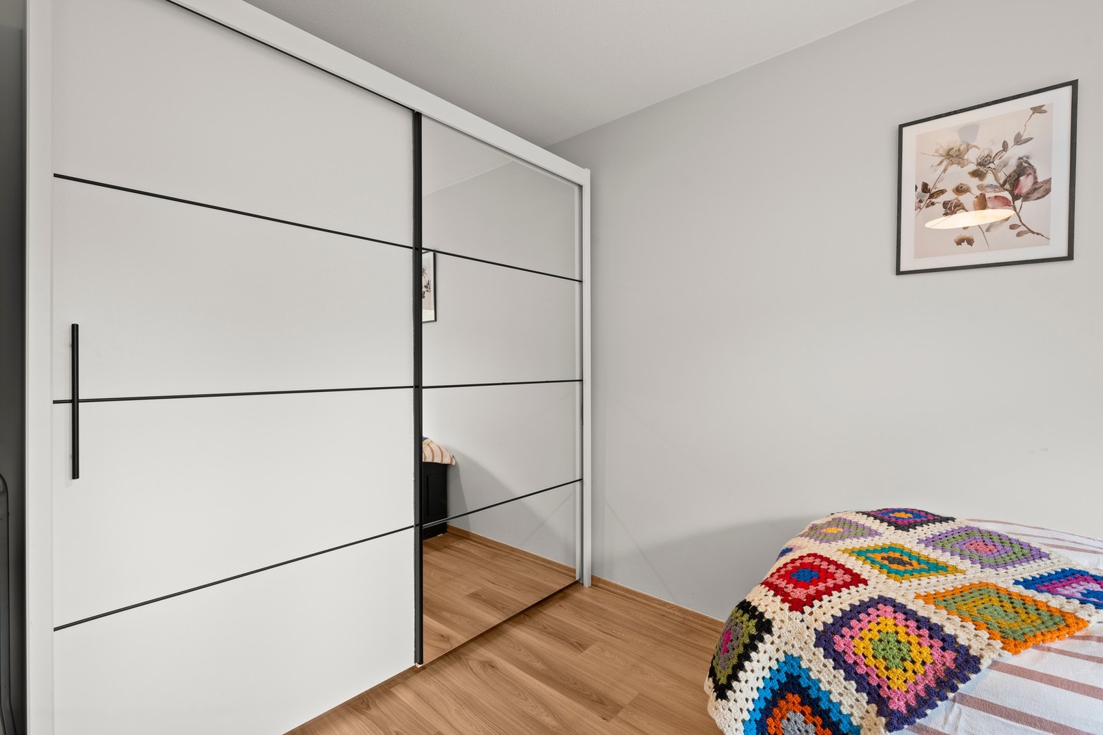 Soverom nummer to har også en stor skyvedørsgarderobe som gir svært gode oppbevaringsmuligheter og en praktisk løsning for å utnytte plassen. Galleribilde