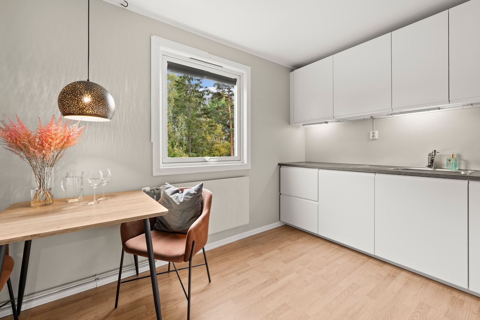 Innbydende kjøkken fra 2020 med moderne innredning og rene linjer. Galleribilde