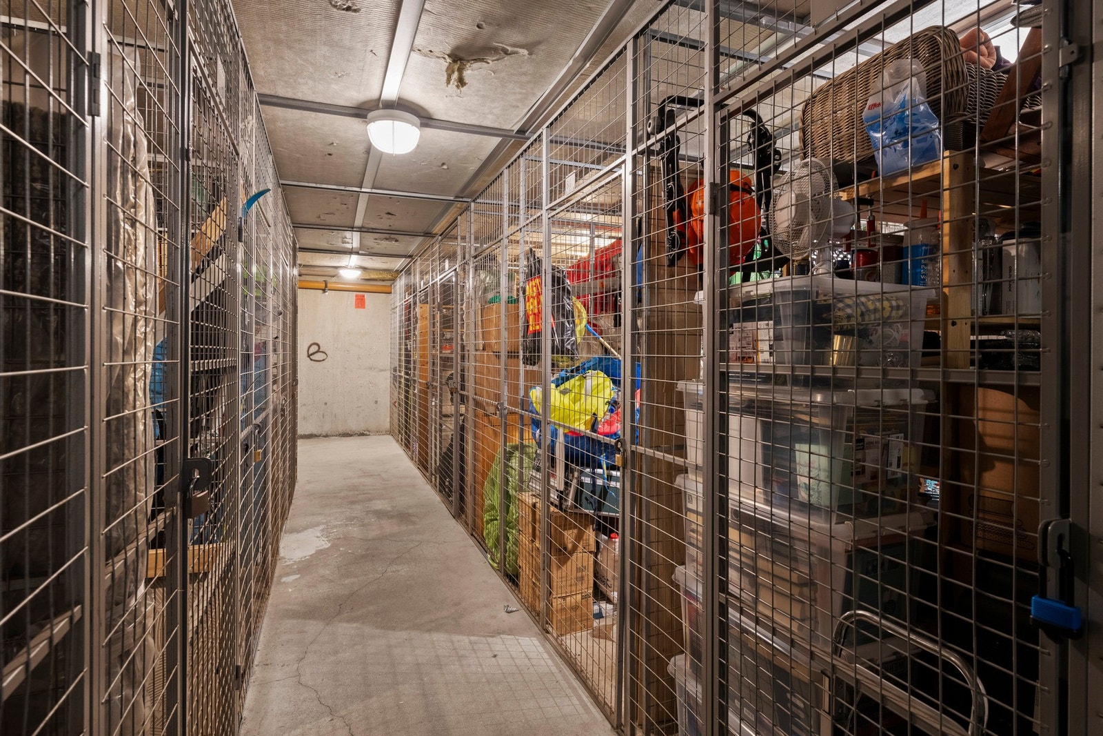 Boligen disponerer en praktisk bod på 4 m² som gir god plass til oppbevaring av sportsutstyr, sesongklær og andre eiendeler du ønsker å ha lett tilgjengelig. Galleribilde