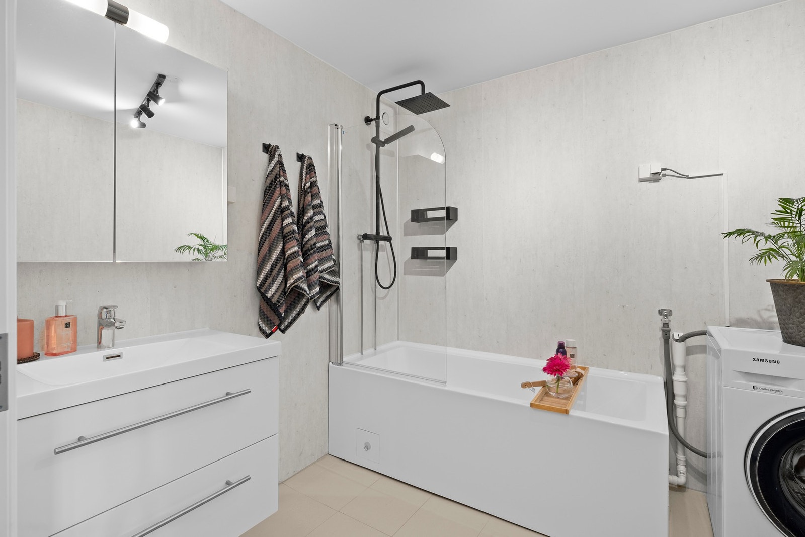 Badet byr på praktisk baderomsløsning med god oppbevaring, opplegg for vaskemaskin og naturlig ventilasjon. Galleribilde
