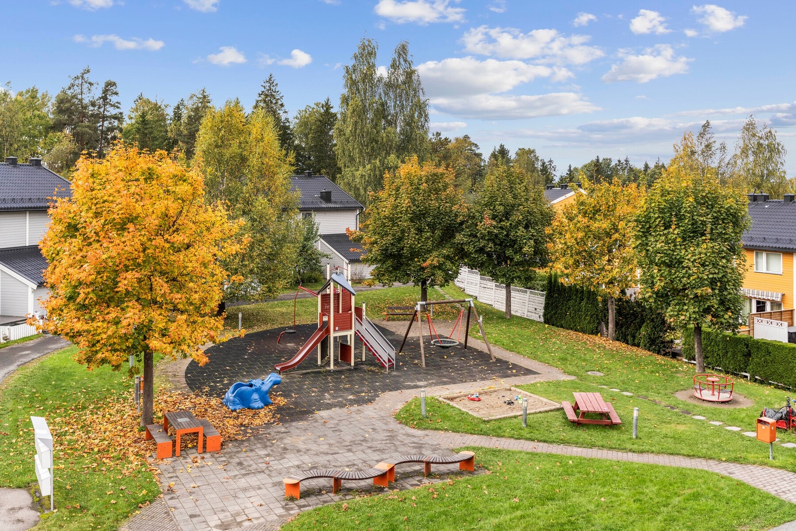 Fra balkongen har du utsyn over borettslagets pent opparbeidede fellesarealer med lekeplass og grøntområder. Galleribilde