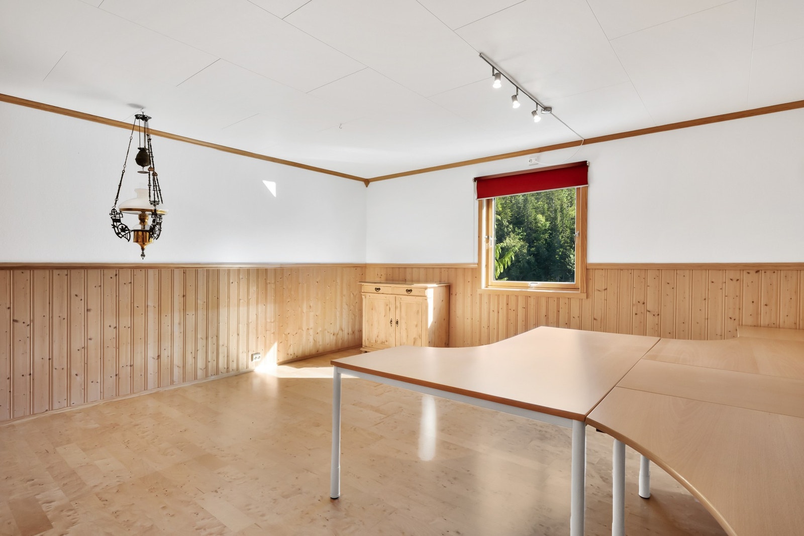 Arbeidsrom i 2. etasje av redskapshus oppført i 2001. Galleribilde