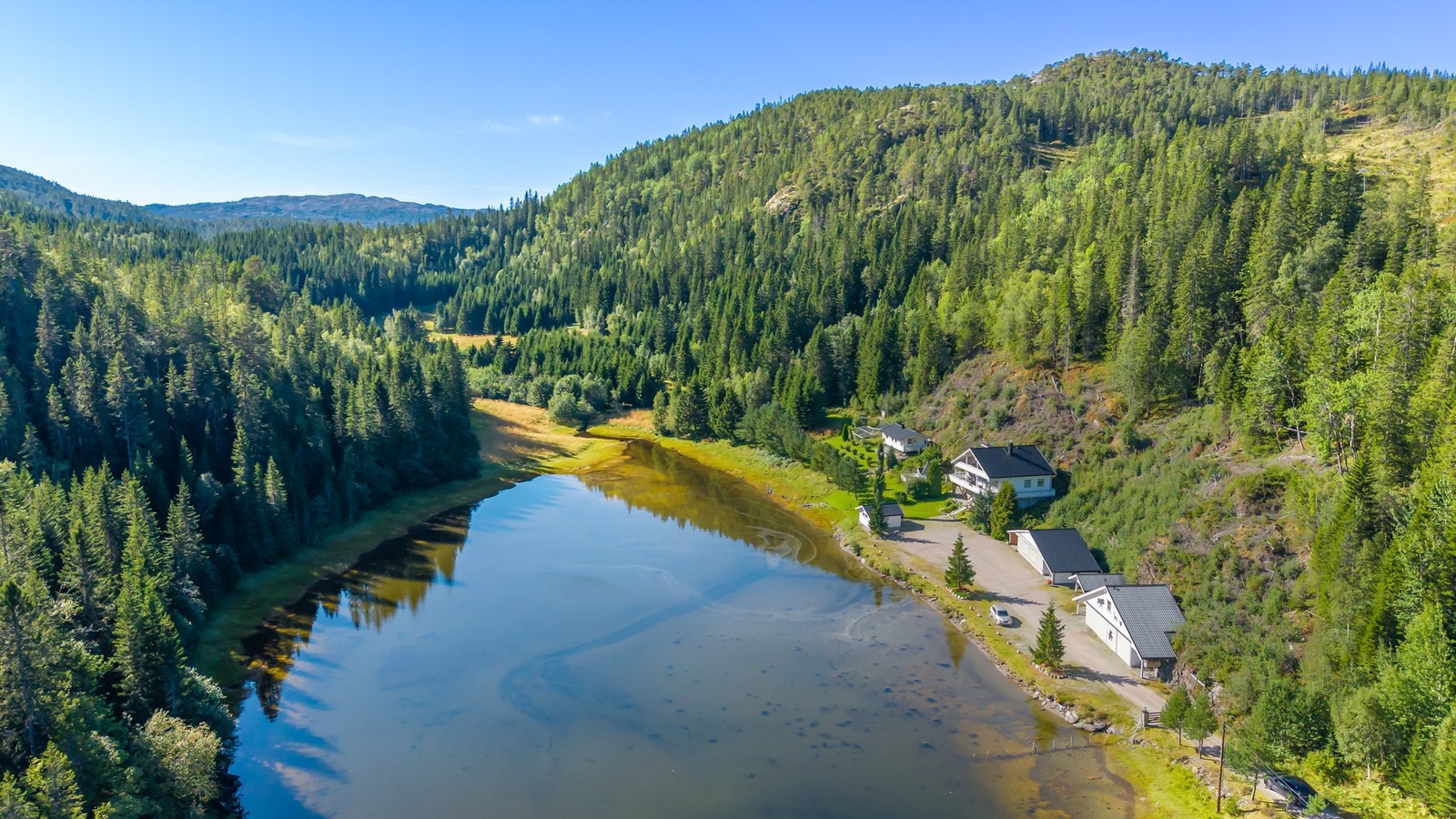 Idyllisk tun med parkmessig hage og velholdt bygningsmasse. Galleribilde