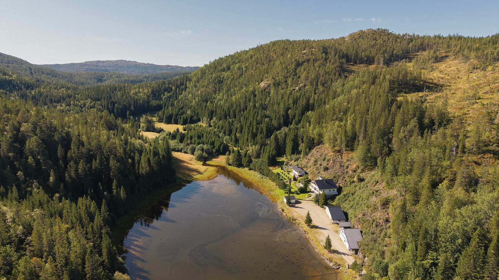 Tunet har en skjermet og idyllisk beliggenhet. Galleribilde