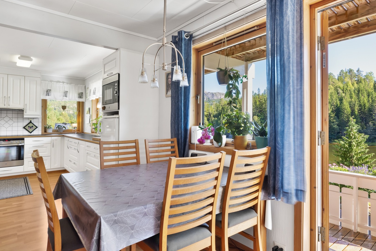 Naturlig plass for spisebord i overgang mellom stue og kjøkken. Galleribilde