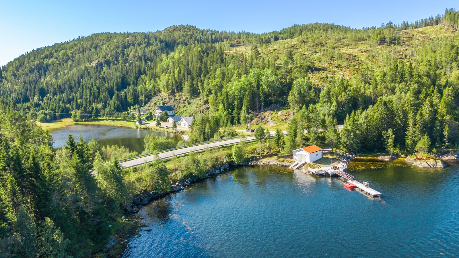 Brygge like nedenfor tunet. Galleribilde