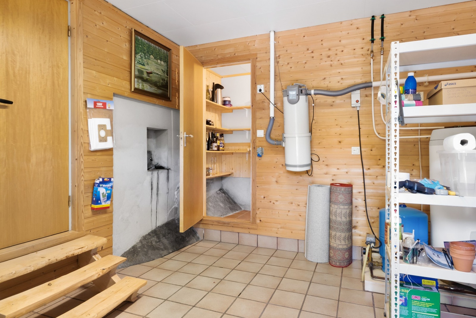 Lagerrom/teknisk rom i underetasjen. Galleribilde