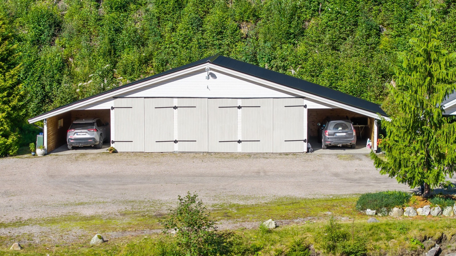 Redskapshus/garasje med carport på begge sider oppført ca. 1990. Galleribilde