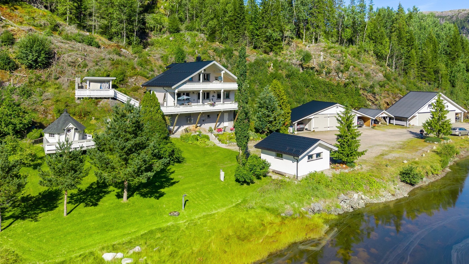 Velkommen til Årbuan! Idyllisk gårdstun med velholdt bygningsmasse. Galleribilde