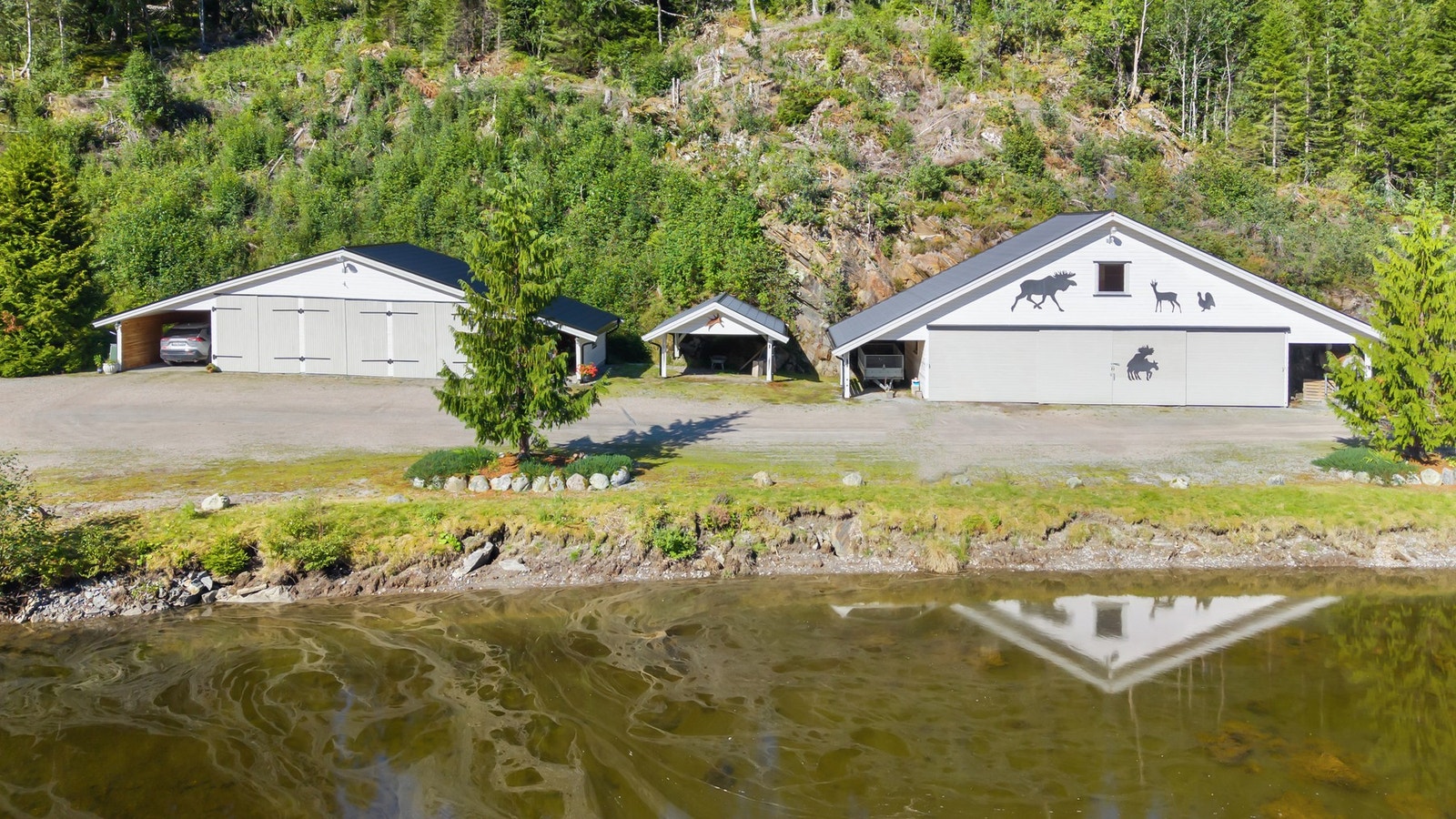 God plass for lagring og parkering på tomten og i 2 stk. redskapshus. Galleribilde