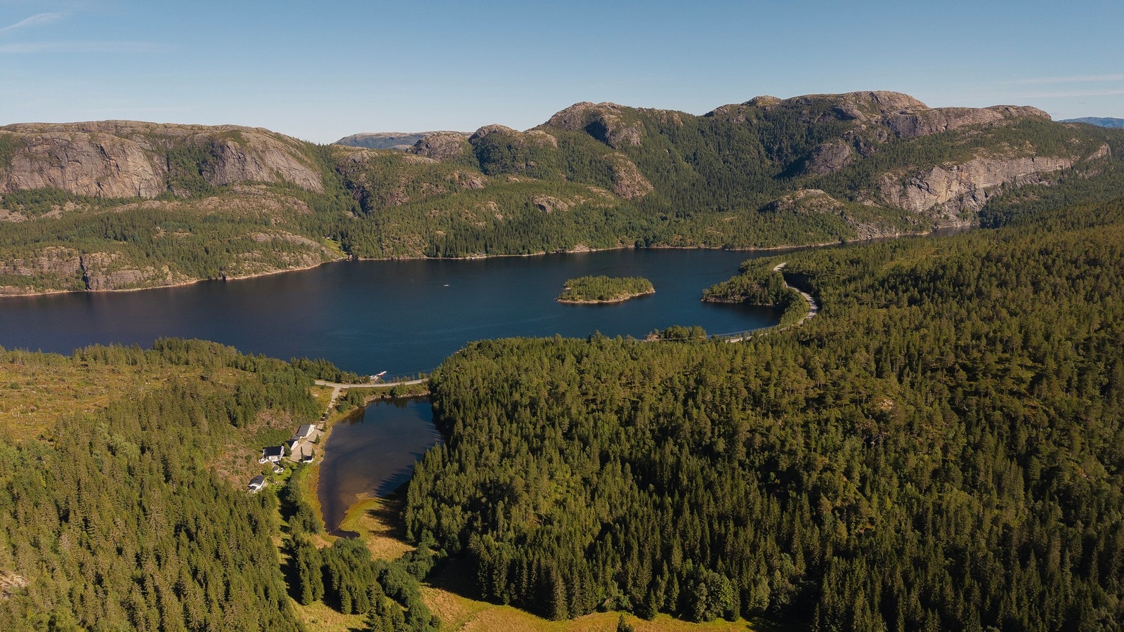 Eiendommen har store skog- og fjellområder. Galleribilde