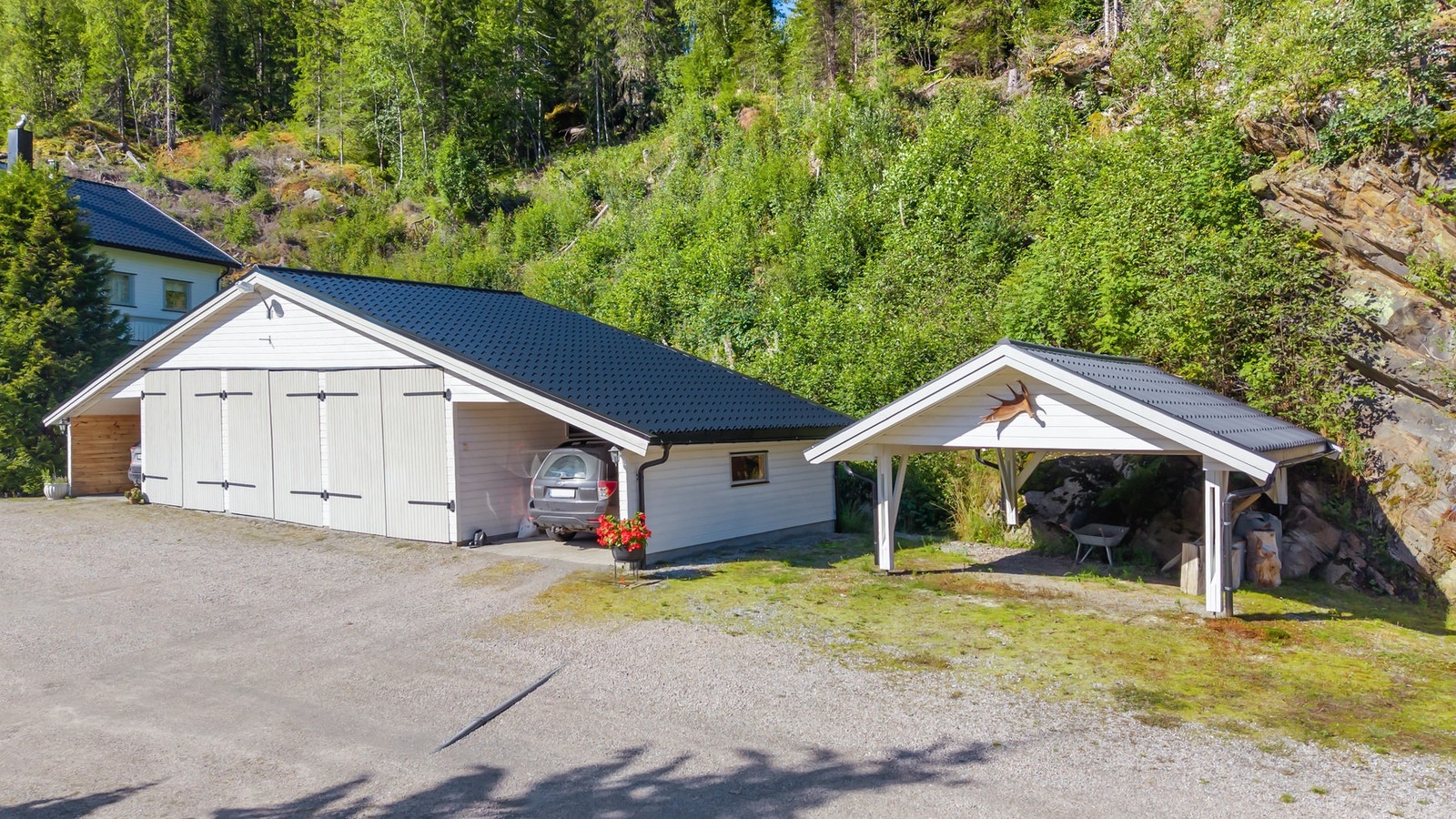God plass for lagring og parkering på tomten og i 2 stk. redskapshus. Galleribilde