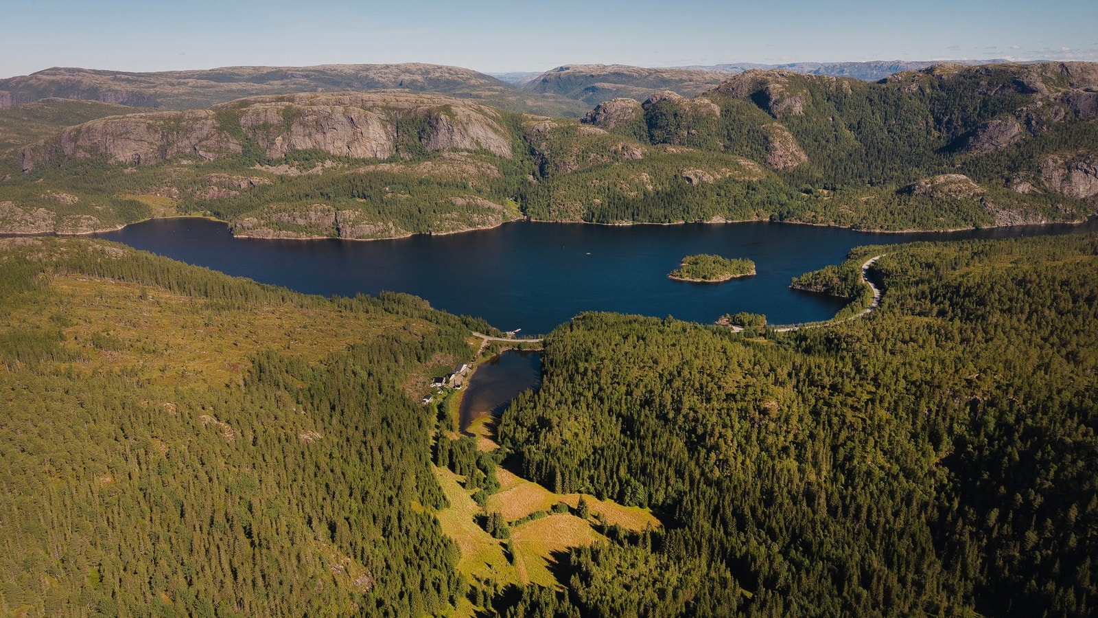 Stor utmarkseiendom på hele 2.412 daa. Med jakt og fiskerettigheter. Galleribilde