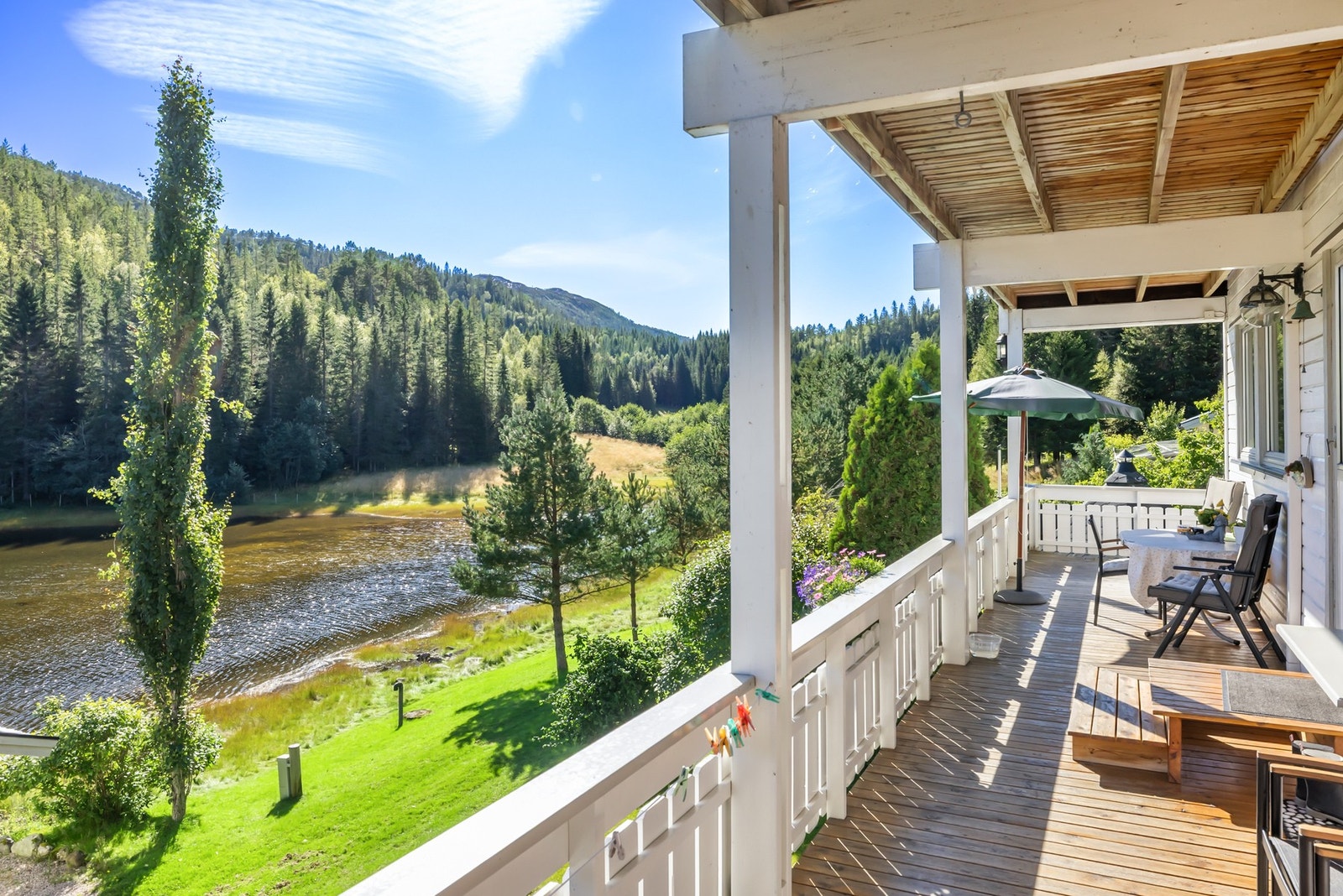 Flott utsikt fra boligens veranda. Galleribilde