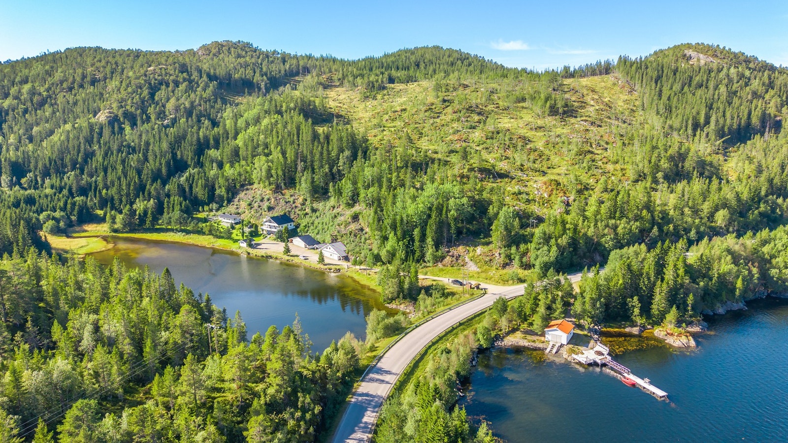 Nærområdet med tun og brygge. Galleribilde