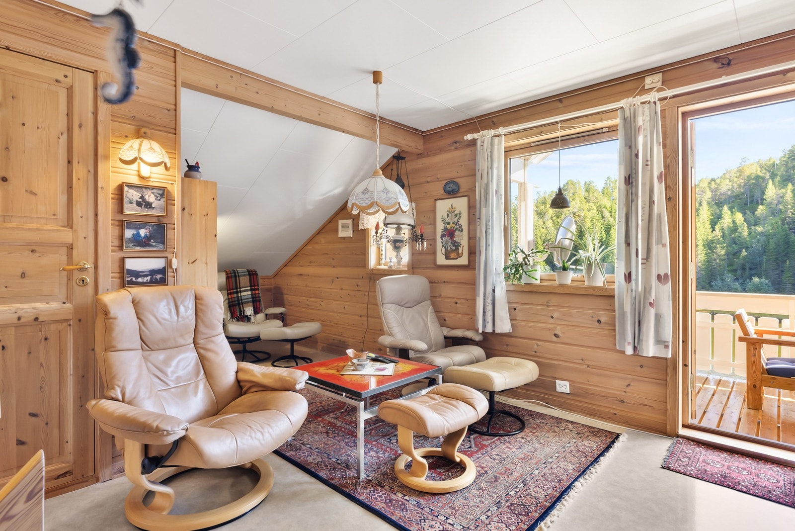 Loftstue med luftebalkong og flott utsikt. Galleribilde