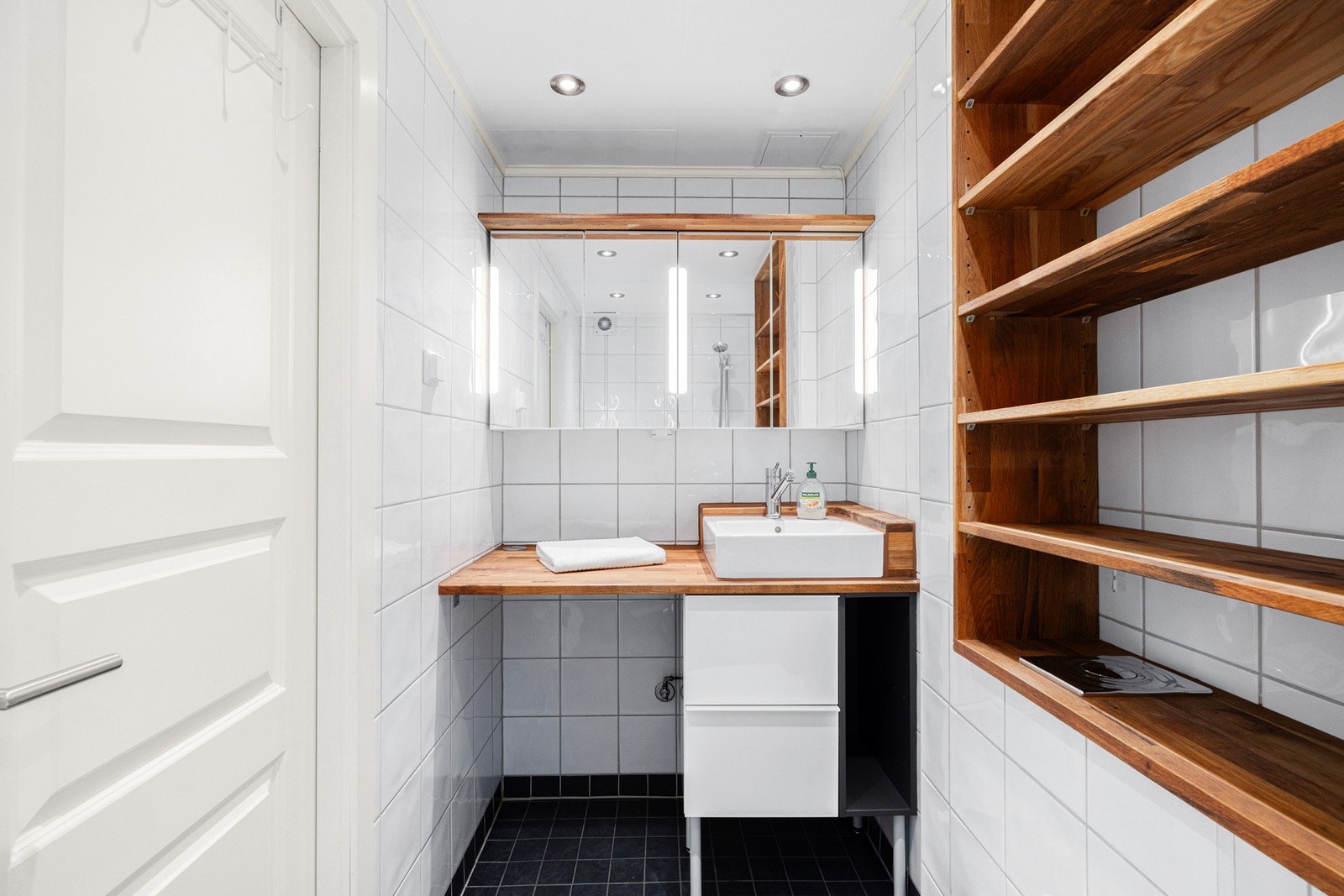 Flislagt bad med gulvvarme. Servant med heltre eik. Galleribilde